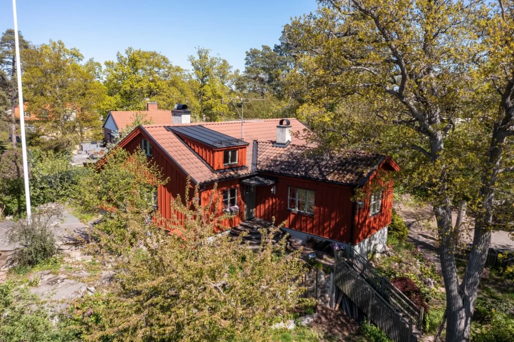 5. Takbyte av tegelpannor pa╠e sommarhus
