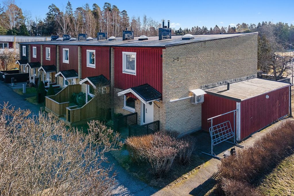 8. Takomlaggning Takpapp Attefallshus Uppsala Kungsangen