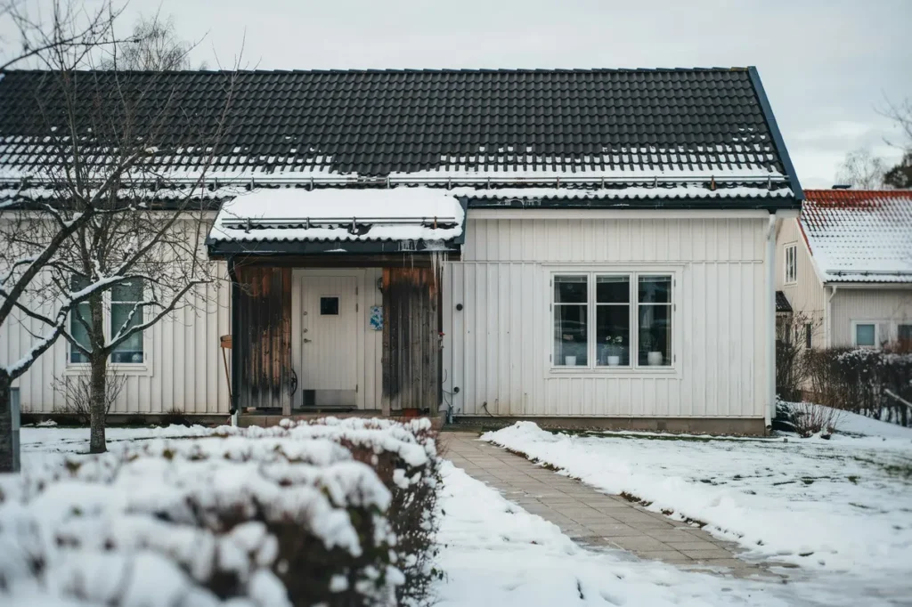 skydda entr och g ngv g i vinter d rf r r r tt monterat sn rasskydd en klok investering